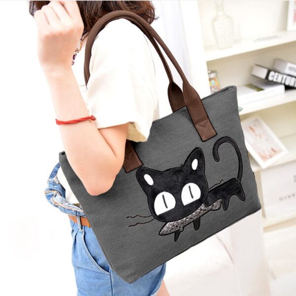 girl carrying dark gray beau moe cat tote bag